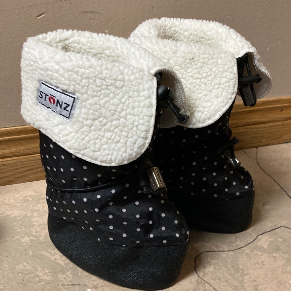 Stonz Cozy Black and White Baby Booties, with liners